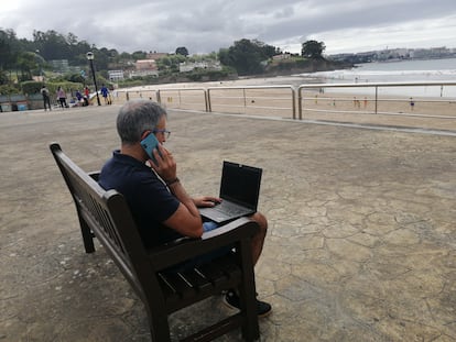 Javier Fraile (Axicom) teletrabaja desde su segunda residencia en Liáns (A Coruña).