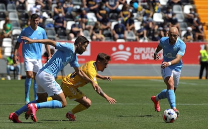 La Unión Deportiva Ibiza y la Universidad Católica de Murcia en el partido para el ascenso a Segunda División.