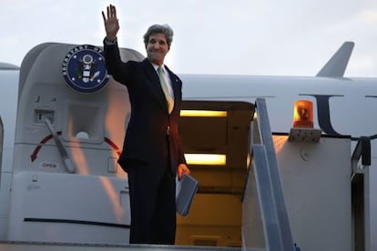 Kerry, antes de subir a su avi&oacute;n en El Cairo.