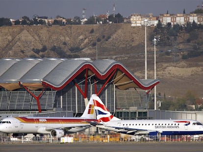 Un avión de Iberia y otro de British Airways, en la T-4 del aeropuerto de Barajas (Madrid).