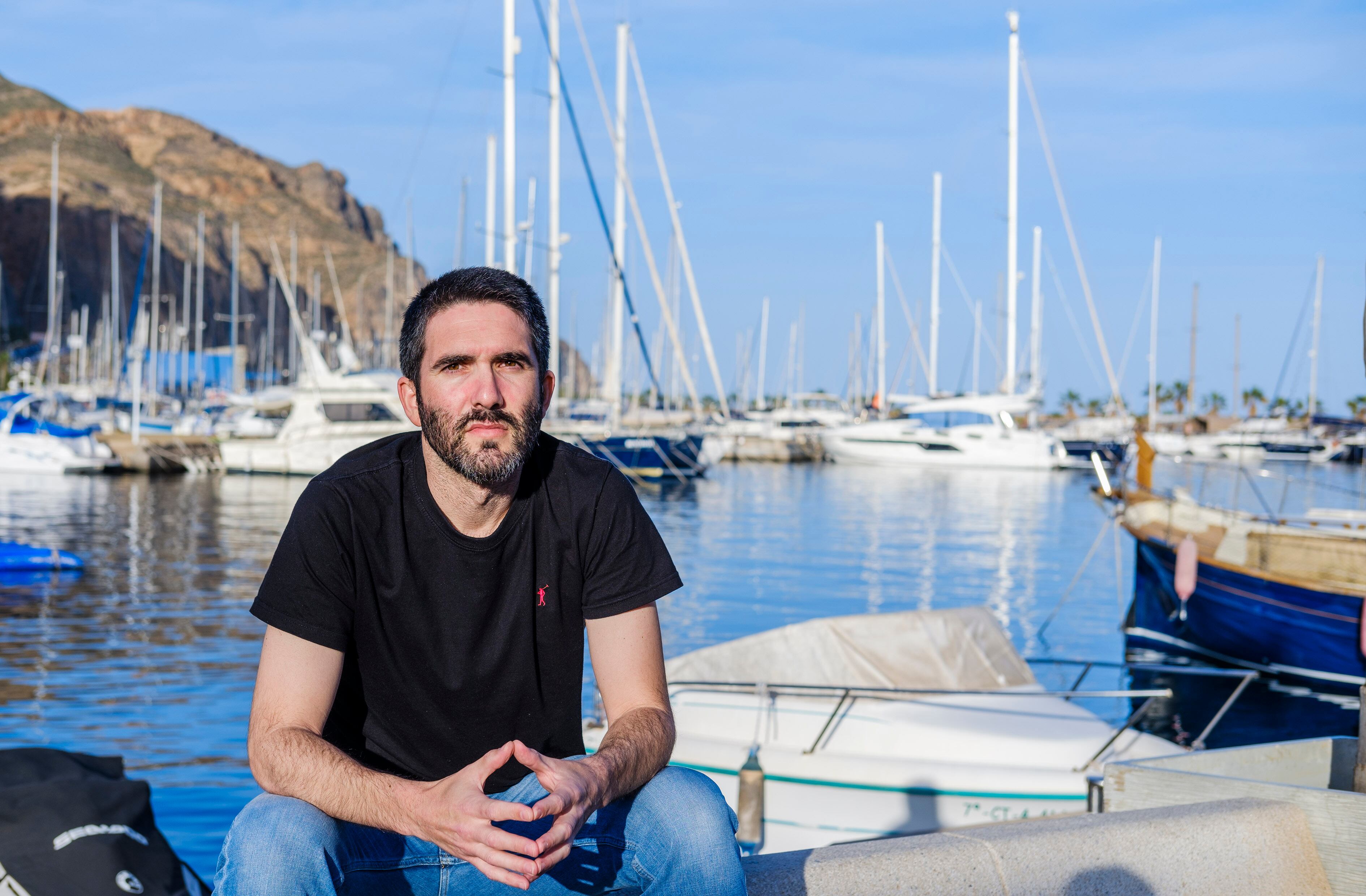 Carlos Solas, de 34 años y de Almería, está en uno de los peores escenarios de esta compleja patología que complica tanto comer.