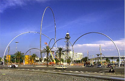 Una escutura tubular, <i>Ones,</i> de Andreu Alfaro, preside la entrada al puerto de Barcelona.