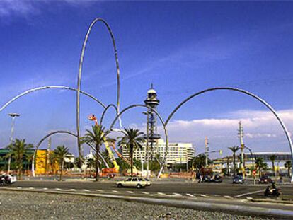 Una escutura tubular, <i>Ones,</i> de Andreu Alfaro, preside la entrada al puerto de Barcelona.