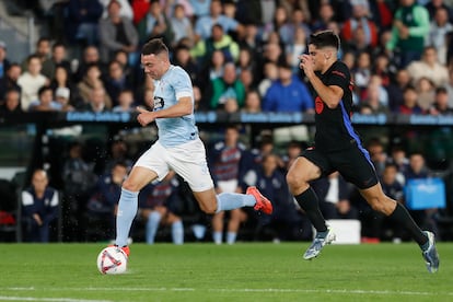 Iago Aspas conduce el balón Gerard Martín, durante el partido entre el Celta y el Barcelona.