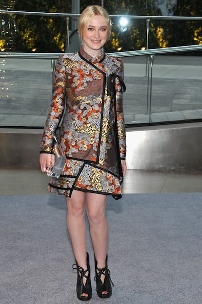 Dakota Fanning iba vestida de Proenza Schouler de los pies a la cabeza.