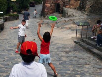 Un grupo de menores juega en una calle de Patones de Arriba.