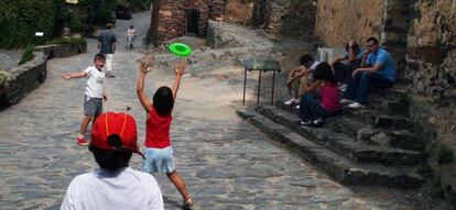 Un grupo de menores juega en una calle de Patones de Arriba.