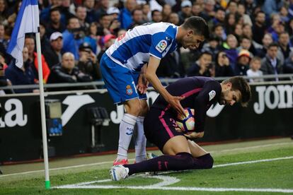 El defensa del FC Barcelona, Gerard Pique, retiene el balón ante Aaron.