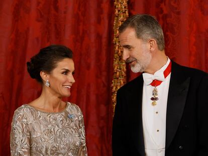 Los Reyes antes de la cena de gala que ofrecieron al mandatario de Catar y a su esposa, el 17 de mayo en el Palacio Real.