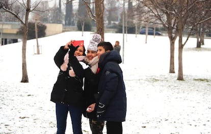 Un grupo de amigos se hace un selfie con la nieve en Barcelona, el 28 de febrero.