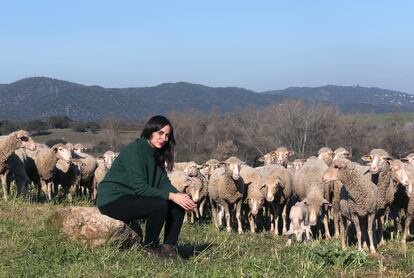 María Sánchez, poetisa y veterinaria.