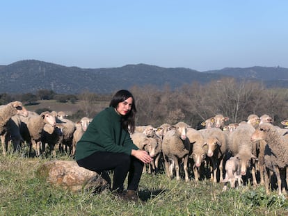 María Sánchez, poetisa y veterinaria.