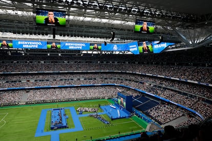 Hundreds of fans fill the stands of the Santiago Bernabéu stadium in Madrid to attend Mbappé's presentation. 