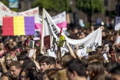 Alrededor de un millar de estudiantes ha participado este mediodía en la manifestación convocada contra la reforma educativa y los recortes, en la segunda jornada de la semana de movilizaciones en defensa de la enseñanza pública.