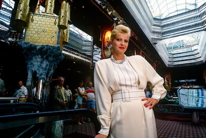 Ivana Trump en el recibidor del casino Trump, en Atlantic City (Nueva Jersey) del que fue presidenta y directora de operaciones. Fotografía de 1987.