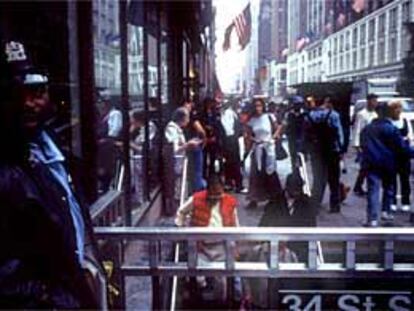 La gente se cruza en una boca de metro en la calle 34 en Manhattan, Nueva York.