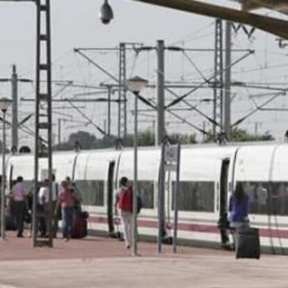 Viajeros de los trenes AVE, afectados por los problemas ocasionados por las lluvias en el trayecto Madrid-Sevilla-Málaga