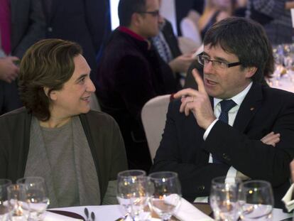 La alcaldesa Ada Colau y el president Puigdemont, el viernes en la cena de gala del premio Nadal.