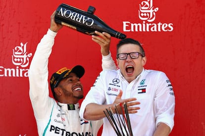 Lewis Hamilton celebra la victoria con el ingeniero de su su equipo Peter Bonnington, el 13 de mayo de 2018.