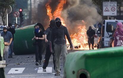 Simpatizantes de la izquierda 'abertzale' incendian varios contenedores para impedir la celebración de una manifestación de la Falange en San Sebastián, el 12 de octubre de 2007.