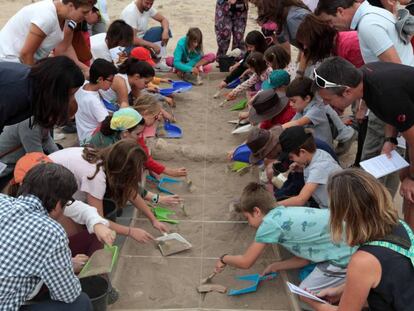 Padres y niños asisten al taller de arqueología en Complutum en septiembre de 2017. 