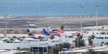 Varios aviones estacionados en el aeropuerto César Manrique de Lanzarote.