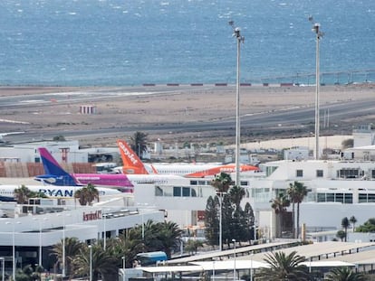 Varios aviones estacionados en el aeropuerto César Manrique de Lanzarote.