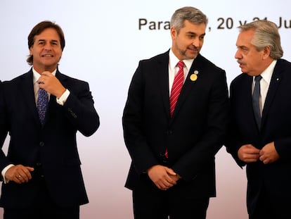 El presidente uruguayo Luis Lacalle Pou (izq) junto al paraguayo Mario Abdo Benítez y el argentino Alberto Fernández.