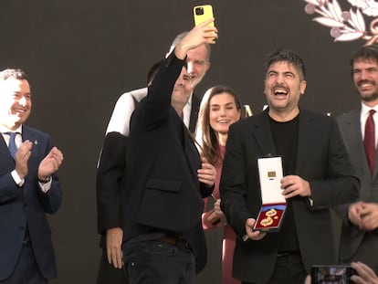 Estopa se salta el protocolo y se hace un ‘selfie’ con los Reyes Felipe y Letizia