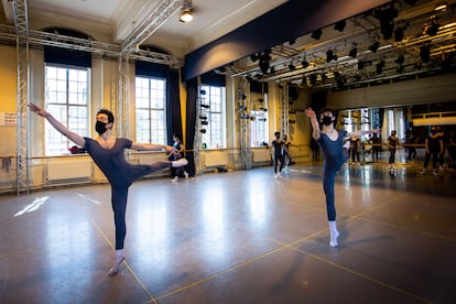 De Izquierda a derecha, José Lorca y Samuel López, estudiantes de la English National Ballet School