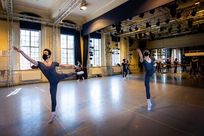 De Izquierda a derecha, José Lorca y Samuel López, estudiantes de la English National Ballet School