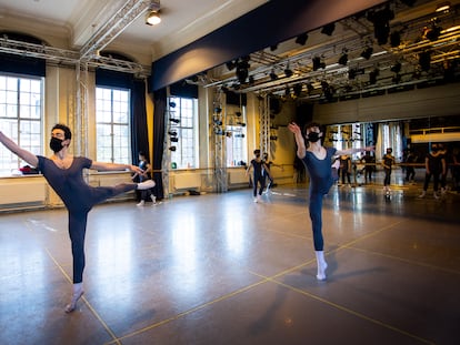 De Izquierda a derecha, José Lorca y Samuel López, estudiantes de la English National Ballet School, durante una de sus clases en Londres.