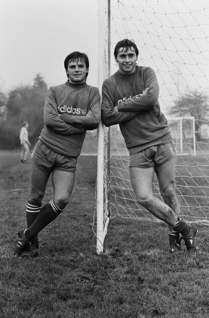 Michael Robinson y Gary Bannister con la camiseta del Queens Park Rangers FC, el 29 de diciembre de 1984.
