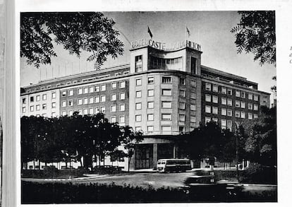 El Hilton se construyó sobre el palacete del siglo XVIII del marqués del Mérito. Abrió sus puertas en 1953 y fue el primero de la cadena en Europa.