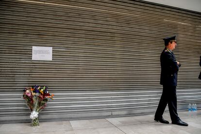 Un ramo de flores, en el lugar donde una persona fue asesinada a las afueras de Milán.