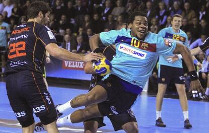 Cedric Sorhaindo intenta lanzar a la portería del Montpellier.