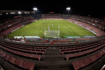 Las gradas sin público del estadio Nuevo Los Cármenes durante la continuación del partido entre Granada y Mallorca que fue interrumpido en el minuto 61 por la agresión con un paraguas a un árbitro asistente.