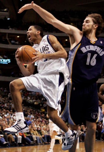 Gasol intenta frenar a Devin Harris.