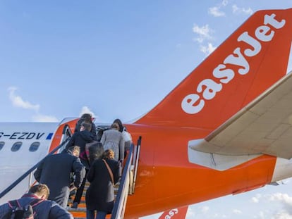 Un grupo de viajeros accede a un avión de Easyjet.