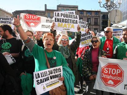 Ve&iuml;nats de Reus durant una concentraci&oacute; per condemnar la mort de la senyora. 