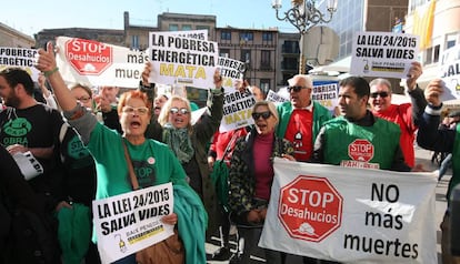 Veïnats de Reus durant una concentració per condemnar la mort de la senyora.