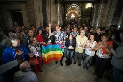 Miembros de asociaciones en defensa del colectivo LGTB celebran la aprobaci&oacute;n de la ley contra la homofobia en el Parlament en octubre de 2014