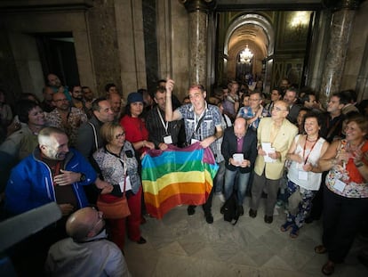 Miembros de asociaciones en defensa del colectivo LGTB celebran la aprobaci&oacute;n de la ley contra la homofobia en el Parlament en octubre de 2014