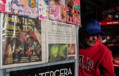 El resultado del referéndum del domingo en las portadas de los periódicos chilenos.