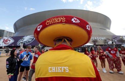 Un aficionado de los Kansas City Chiefs afuera del Superdomo en Nueva Orleans.