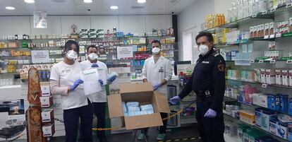 Reparto de mascarillas en una farmacia de Villanueva de la Cañada, el pasado martes. AYUNTAMIENTO