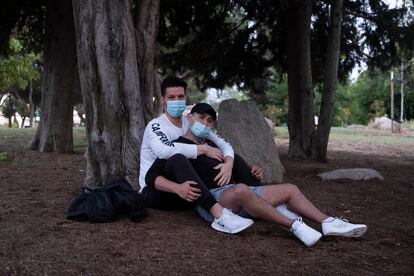 Fernando Rendón (30) y Edgar Acero (28) en el Parque de Aluche.