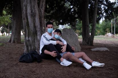 Fernando Rendón (30) y Edgar Acero (28) en el Parque de Aluche.