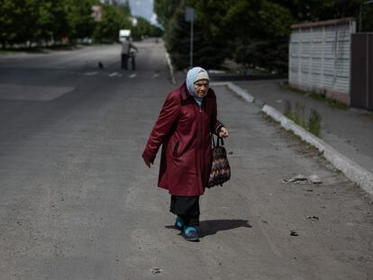 Una vecina de Lisichansk, el martes en una de las avenidas principales de esta ciudad del este de Ucrania, cercada por las tropas rusas.