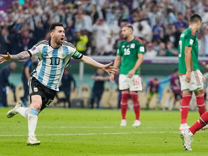 Lionel Messi celebra su gol contra México.